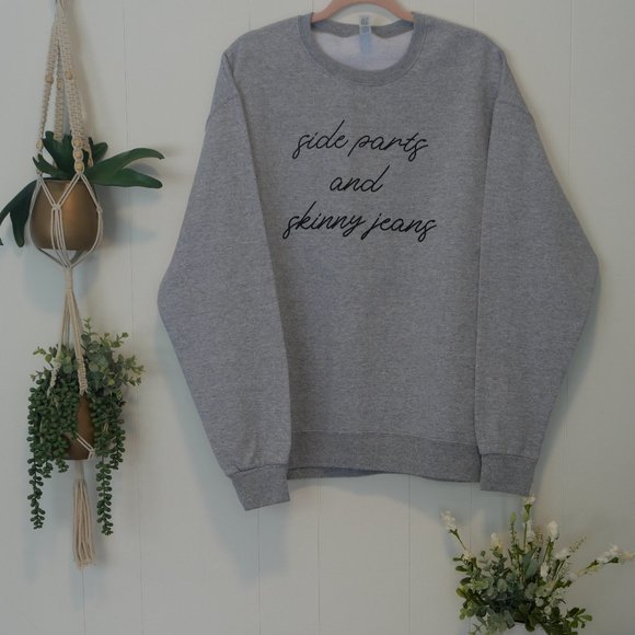 NEW! Crew neck sweatshirt - Picture 2 of 9